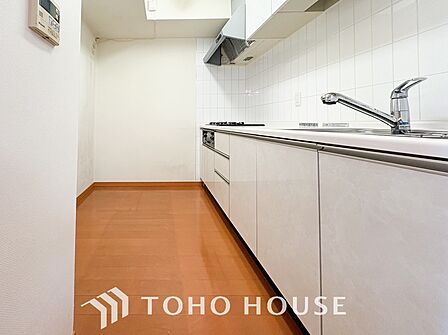 お手入れのしやすいすっきりしたシステムキッチンを採用しました。
