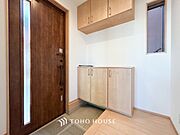 居住者の帰り、訪れる方を優しく迎えてくれる開放感のある玄関。