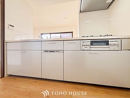 機能的で使い勝手のよさそうなキッチン。明るく清潔感があります。
