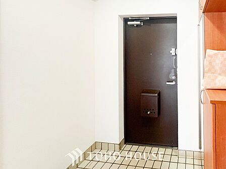 居住者の帰り、訪れる方を優しく迎えてくれる開放感のある玄関。