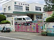 大型遊具のある広い園庭と、雨の日でも身体を動かせる体育館、近隣の附属農園など設備が充実しています。