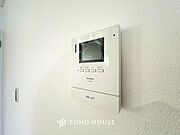 誰が来てもわかる様にモニター付きインターホンを設置。快適と安らぎを合わせた優しい設計。