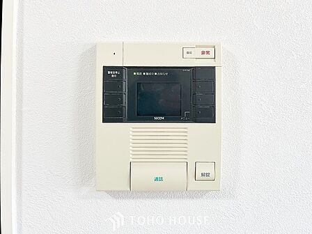 誰が来てもわかる様にモニター付きインターホンを設置。