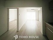 やわらかな陽射しがふりそそぎ、室内に開放感と爽快感をもたらします。