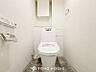 トイレ：トイレはシンプルにホワイトで統一した温水洗浄付です。