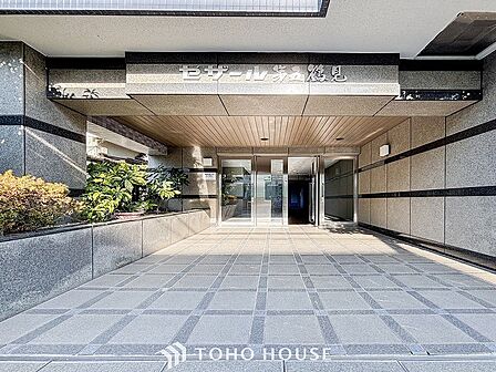 満ち足りたプライベートシーンへと誘う気品溢れるエントランスです。