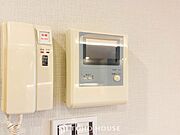 誰が来てもわかる様にモニター付きインターホンを設置。