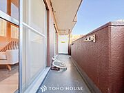 空を近くに、心地よい風を肌で感じることのできるバルコニー。