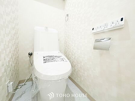 トイレはシンプルにホワイトで統一した温水洗浄付です。