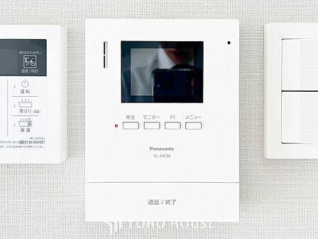 誰が来てもわかる様にモニター付きインターホンを設置。快適と安らぎを合わせた優しい設計。