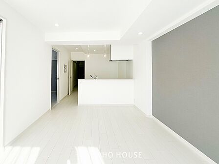 光と風があふれる開放的なリビングダイニングには自然と家族みんなが集まってきます。