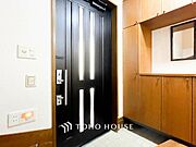 居住者の帰り、訪れる方を優しく迎えてくれる開放感のある玄関。
