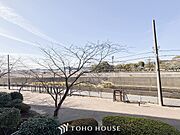 豊かな眺望にふさわしい空間には、通風・採光にも優れ、心地よい光と風があふれています。