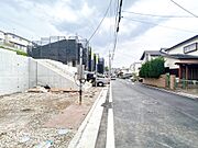 住む人を映し出す洗練された佇まいは、いつまでも輝き続けながらいつしか街の風景に溶け込んでいきます。