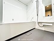 清潔感のある白をベースカラーに、寛ぎの空間が演出されています。。