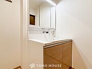 洗面台・洗面所三面鏡裏収納には化粧品や洗面用品類をすっきり整理できます。