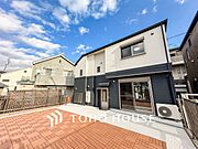 住む人を映し出す洗練された佇まいは、いつまでも輝き続けながらいつしか街の風景に溶け込んでいきます。