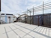 暮らしの中で光と風を演出してくれるバルコニー。