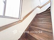 パブリックゾーンとプライベートゾーン繋ぐ階段。豊かな陽光が注ぎ込み、爽やかな住空間を演出。