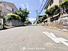 外観：前面道路含む現地写真『快適』は「家」と「街」と「環境」が調和した時に訪れるだと改めて感じさせてくれます。