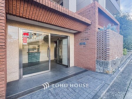 住む人や訪れる人やさしくエスコートする玄関アプローチ。
