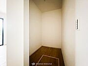 衣類だけでなく大きな荷物も収納でき、お部屋がすっきりします。
