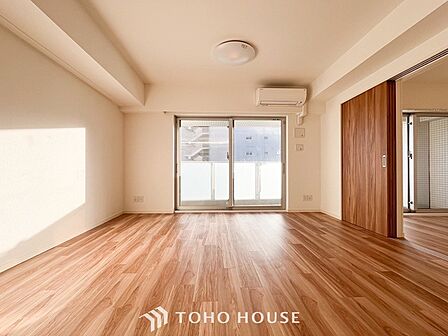 やわらかな陽射しがふりそそぎ、室内に開放感と爽快感をもたらします。