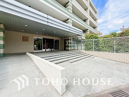 住まう誇らしさと安心感を演出する落ち着いた雰囲気のエントランス。