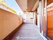 暮らしの中で光と風を演出してくれるバルコニー。