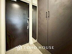 居住者の帰り、訪れる方を優しく迎えてくれる玄関です。