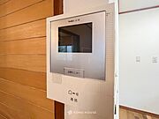 誰が来てもわかる様にモニター付きインターホンを設置。
