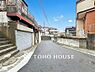外観：前面道路含む現地写真『快適』は「家」と「街」と「環境」が調和した時に訪れるだと改めて感じさせてくれます。