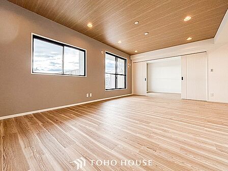 落ち着いた色調のリビングは家族団欒の憩いの場所です。