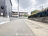 外観：前面道路含む現地写真『快適』は「家」と「街」と「環境」が調和した時に訪れるだと改めて感じさせてくれます。