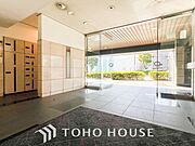 プライベート感が高まるシックな装いのエントランス。
