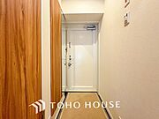 清潔感溢れる玄関がお出迎えする本邸宅の物語は、ここから始まる日常を期待させます。