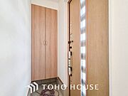 上質感漂う玄関と廊下。居住者の帰り、訪れる方を優しく迎えてくれます。