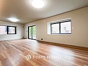 爽やかな色合いのフローリングと清潔感の溢れるクロスが明るい空間を創り出しているリビングダイニング。