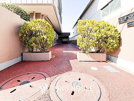 プライベート感が高まるシックな装いのエントランス。