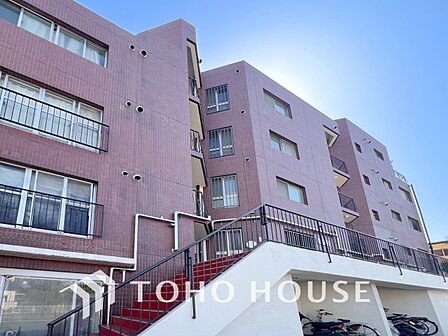 重厚感と統一感のある街並みを演出する外観デザイン。