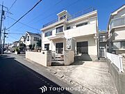 爽やかな青空の下に贅沢なほどに降り注ぐ陽光、豊かな居住性と、クオリティが見事に調和した住空間。