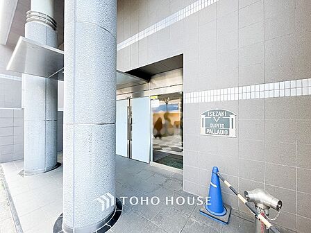 住まう誇らしさと安心感を演出する落ち着いた雰囲気のエントランス。