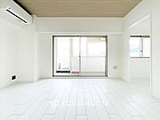 やわらかな陽射しがふりそそぎ、室内に開放感と爽快感をもたらします。