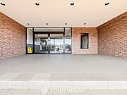 住む人や訪れる人やさしくエスコートする玄関アプローチ。