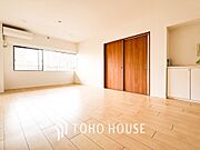 爽やかな色合いのフローリングと清潔感の溢れるクロスが明るい空間を創り出しているリビングダイニング。