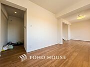 自然と家族が集う、開放感のある明るいダイニング。