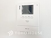 誰が来てもわかる様にモニター付きインターホンを設置。