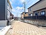 外観：前面道路含む現地写真『快適』は「家」と「街」と「環境」が調和した時に訪れるだと改めて感じさせてくれます。