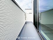 暮らしの中で光と風を演出してくれるバルコニー。
