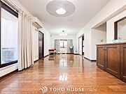 家族みんなが爽やかに健やかに過ごせるように、溢れる光をたっぷり取り込んだリビングダイニング。